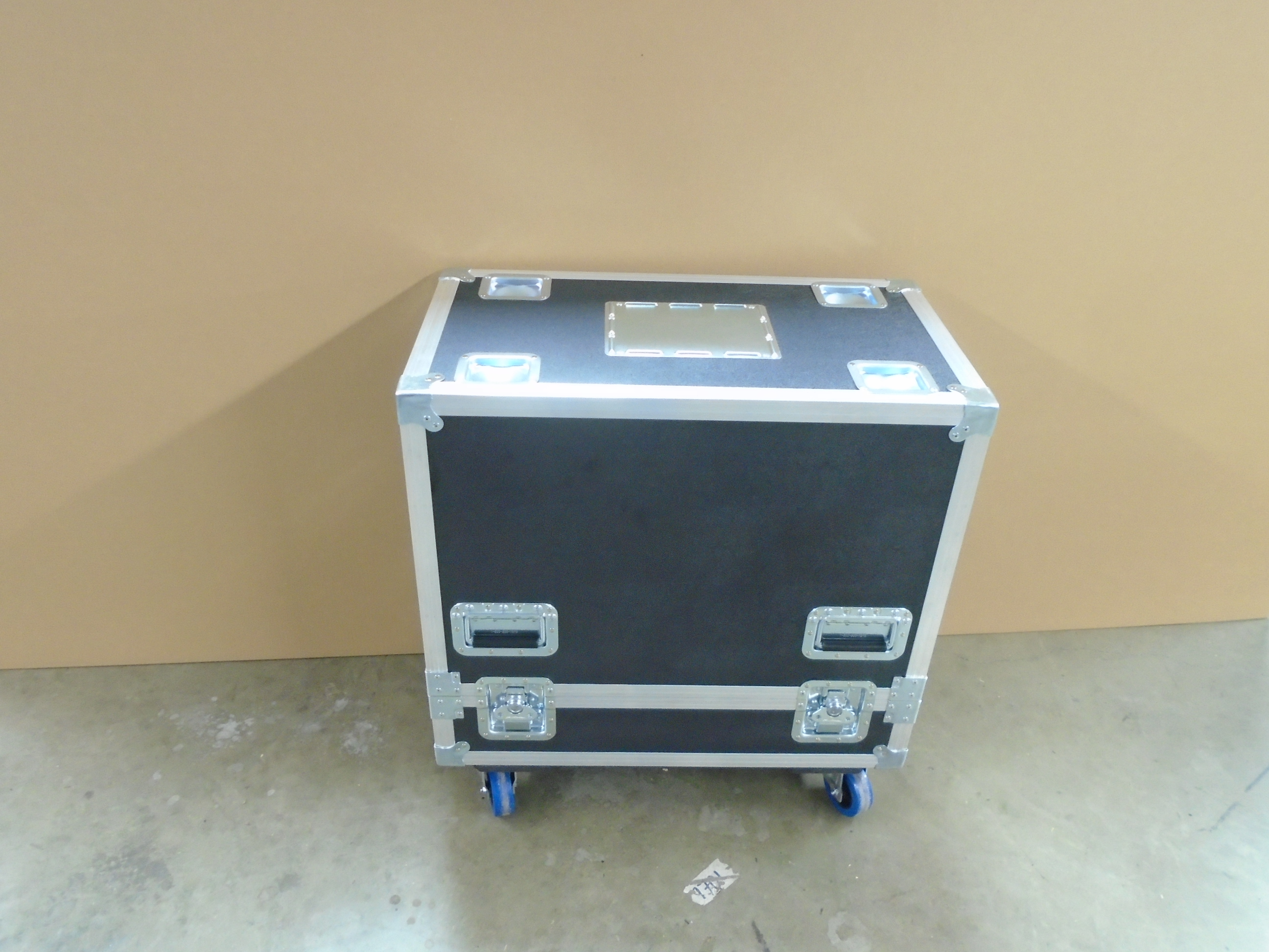 Print # 8915 - Custom Low Base Road Case for 2-Pack DB Y7P/Y10P Speaker Kit with Center Compartment for Hanging Brackets By Nelson Case Corp