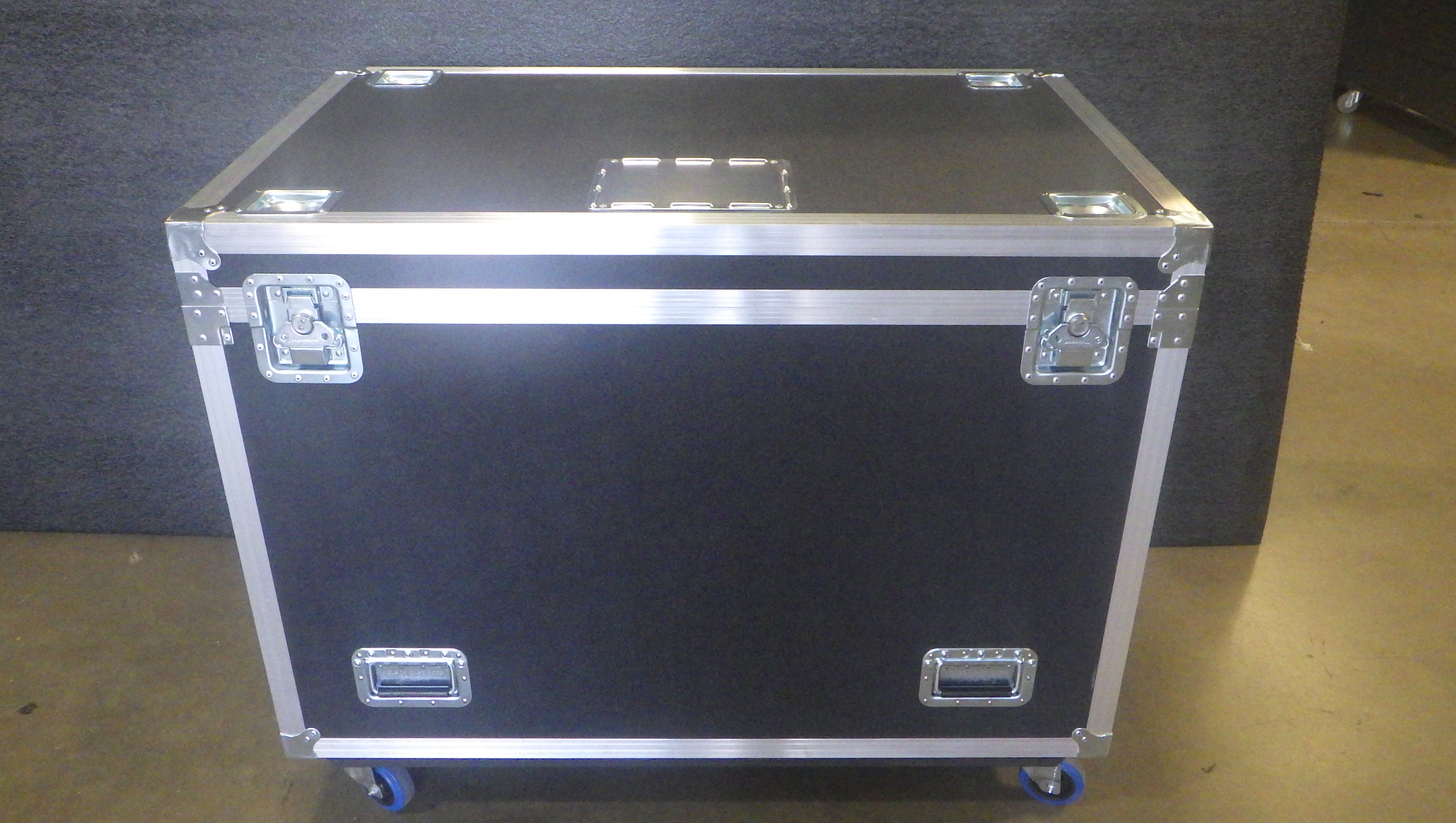 Print # 9481 - Custom Road Case for Fujinon UA80X9BESM Box Lens with Tripod Compartment By Nelson Case Corp